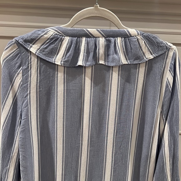 AMERICAN EAGLE Blue and While Stripe Top. Size Medium - Picture 8 of 8